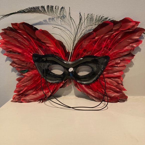 Red feather Mardi Gras mask - Picture 5 of 8